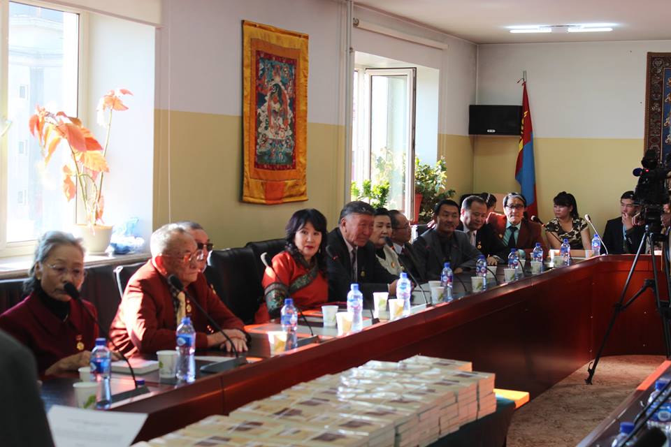 Сэтгүүл зүйн акулуудад хадаг барилаа